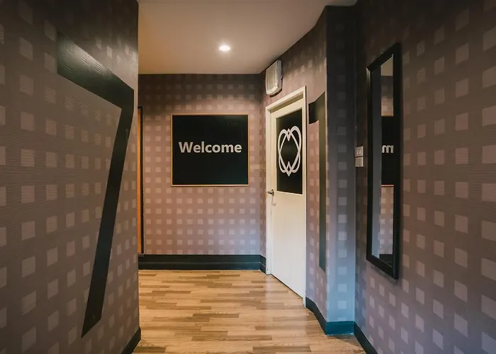 招待所 Room In Guest Room - Where Travel And Play Meet- Situated At The Heart Of Bangkok City
