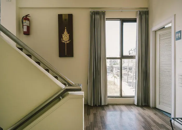 Room In Guest Room - Where Travel And Play Meet- Situated At The Heart Of Bangkok City 招待所 *